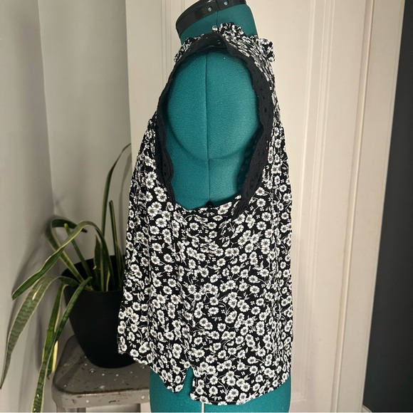 LOFT Black White Floral Daisy Flutter Sleeveless Blouse With Eyelet Trim L - Picture 8 of 11